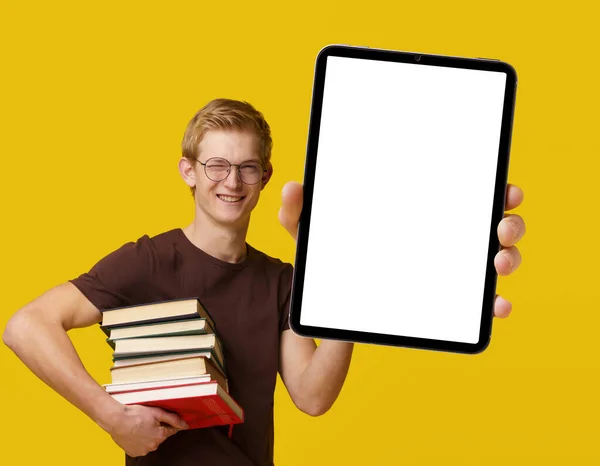 Jeune Étudiant Tenant Une Tablette Avec Écran Blanc Entouré Livres — Photo