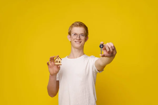 Młody Człowiek Stoi Tętniącym Życiem Żółtym Tle Trzymając Zestaw Kluczy — Zdjęcie stockowe