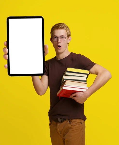 Удивленный Студент Книгами Планшетным Компьютером Чистым Белым Экраном Копирования Пространства — стоковое фото
