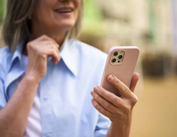 Foto Close Menangkap Tangan Wanita Tua Memegang Smartphone Kota Tua — Stok Foto