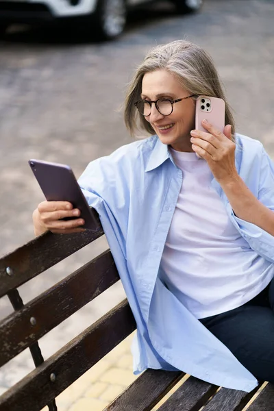 Wanita Senior Yang Bahagia Melakukan Tugas Ganda Dengan Komputer Tablet — Stok Foto
