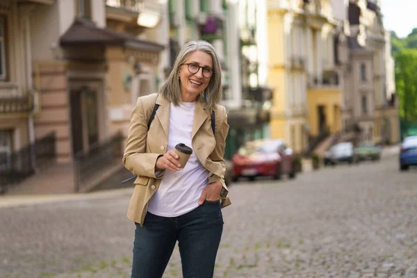 Yaşlı Avrupa Şehrini Keşfederken Elinde Telefonla Gülümseyen Olgun Bir Kadın — Stok fotoğraf