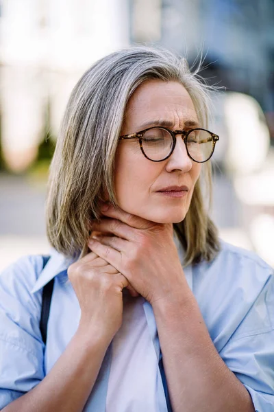 Traurige Seniorin Mit Brille Die Ihre Halsschmerzen Freien Durch Die — Stockfoto