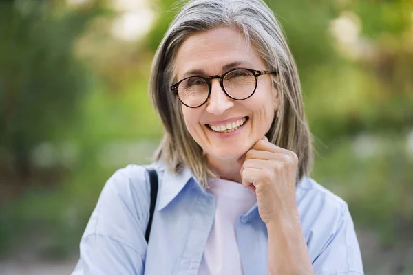 Happy Mature Woman Silver Hair Glasses Smiling Outdoors Showcasing Beauty — Stock Photo, Image