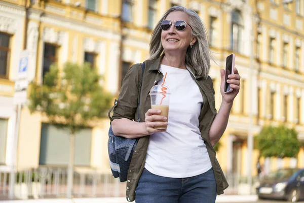 Konsep Biohacking Mature European Woman Gray Hair Memakai Sunglasses Walks — Stok Foto