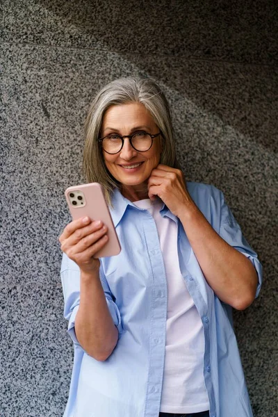 Tersenyum Wanita Senior Dengan Telepon Tangannya Sms Luar Rumah Dekat — Stok Foto