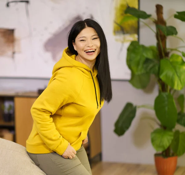 Happy Asian Woman Leaning Sofa Smiling Home Image Represents Concept — Stock Photo, Image