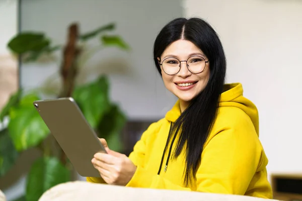 Asian Girl Glasses Successfully Leading Her Business Home Using Online — Stock Photo, Image