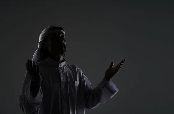 Müslüman Bir Arap Dua Ederken Ruhsal Bağlılığını Inancını Ele Geçirir — Stok fotoğraf