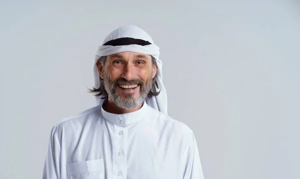 Tersenyum Pria Arab Yang Bahagia Dishdasha Pakaian Tradisional Yang Dikenakan — Stok Foto