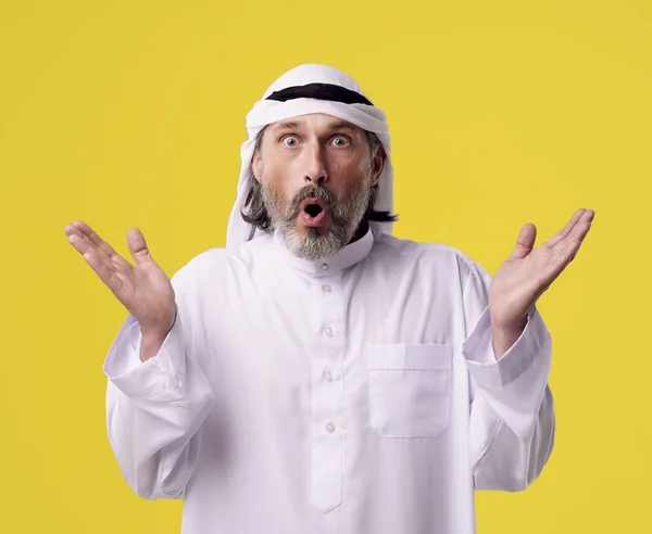 Surprised Arab Man Traditional Dishdasha Clothing Raises Both Hands Air — Stock Photo, Image