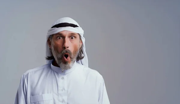 Surprised Exiting Arab Man Wearing Dishdasha Traditional Islamic Clothing Standing — Stock Photo, Image