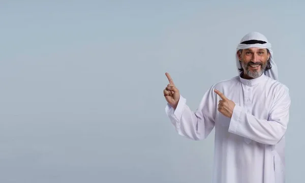 Homem Árabe Está Com Espaço Cópia Ele Está Apontando Mãos — Fotografia de Stock