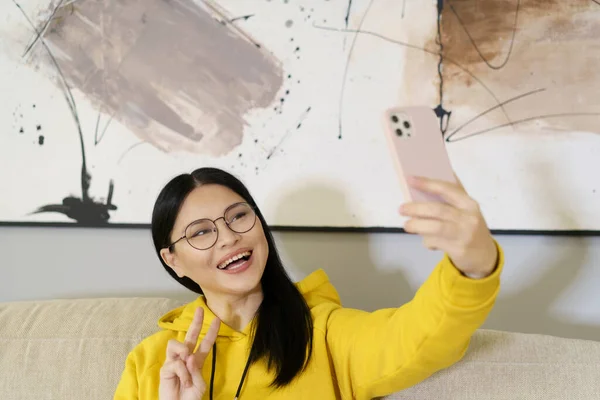 Asiatisk Student Tar Selfie Med Smartphone Utnyttja Det Senaste Inom — Stockfoto