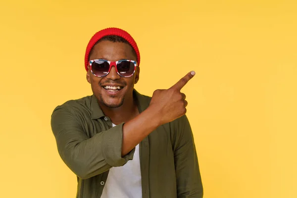 Tersenyum Pria Afrika Mengenakan Kacamata Poin Untuk Menyalin Ruang Pada — Stok Foto