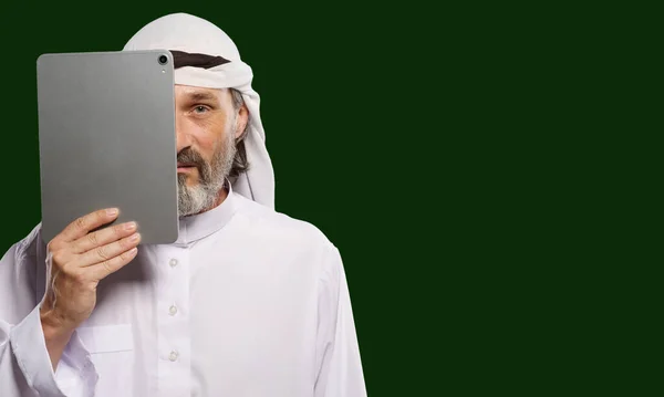 Penyensoran Islam Online Muslim Arab Orang Memegang Tablet Meliputi Setengah — Stok Foto