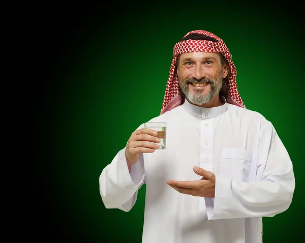 Arabische Man Die Een Glas Water Vasthoudt Een Gevoel Van — Stockfoto