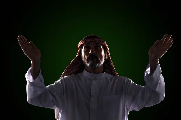 Homem Muçulmano Levanta Mãos Para Céu Oração Louvor Expressando Sua — Fotografia de Stock
