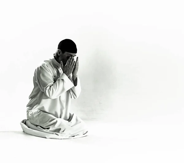 Islam Konsepsi Agama Muslim Pria Dalam Pakaian Tradisional Berlutut Atas — Stok Foto