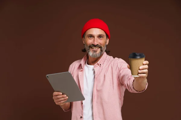 Kahve Konsepti Günlük Kıyafetlerle Gülümseyen Olgun Bir Adam Tableti Elinde — Stok fotoğraf