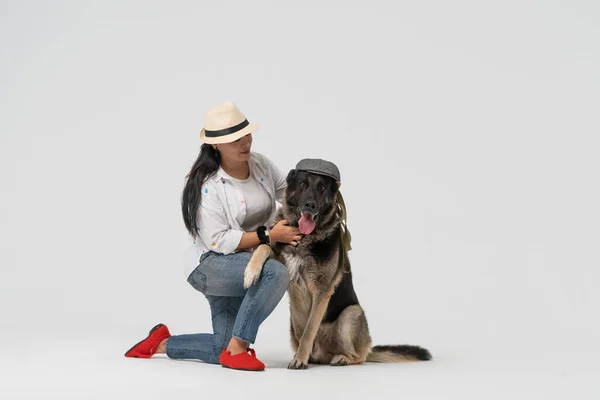 Vrouw Met Hoed Oost Europese Herder Met Pet Poserend Een — Stockfoto