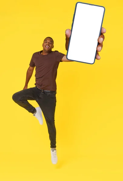 Étudiant Afro Américain Énergique Est Capturé Sautant Avec Téléphone Portable — Photo