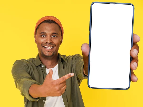 Lächelnder Afrikanischer Student Posiert Mit Einem Großen Handy Mit Weißem — Stockfoto