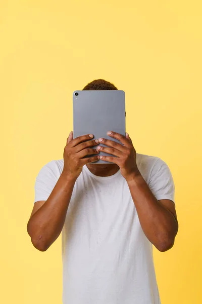 Anonimlik Çevrimiçi Konsept Anonim Afrikalı Amerikalı Elinde Tablet Tutuyordu Yüzü — Stok fotoğraf