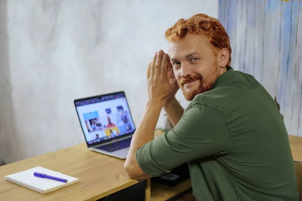Белый Мужчина Рыжими Волосами Работает Дома Комфортном Интерьере Использует Ноутбук — стоковое фото