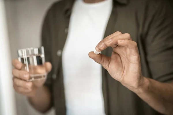 Dekat Orang Memegang Pil Satu Tangan Dan Segelas Air Lain — Stok Foto