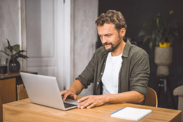 Moderner Freiberuflicher Lebensstil Mann Konzentriert Sich Auf Laptop Sitzt Gemütlichen — Stockfoto