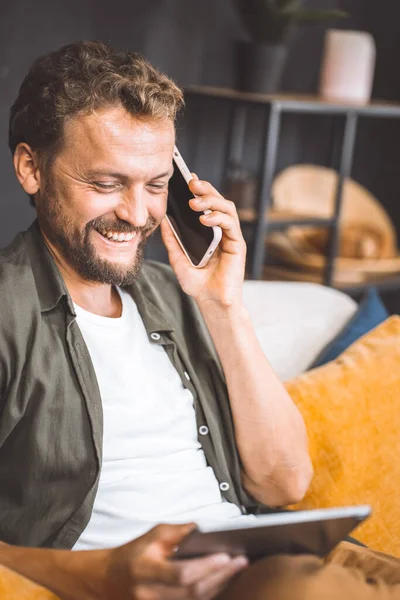 Homem Feliz Desfrutando Telefonema Enquanto Segurando Smartphone Uma Mão Tablet — Fotografia de Stock