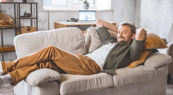 Homem Desfrutando Momento Paz Casa Deitado Confortavelmente Sofá Conceito Freelancer — Fotografia de Stock