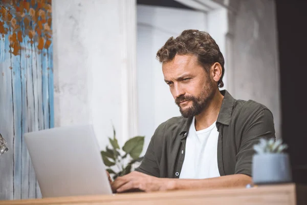 Ember Otthonról Dolgozik Laptopra Koncentrál Miközben Otthon Íróasztalnál Szabadúszó Vagy — Stock Fotó