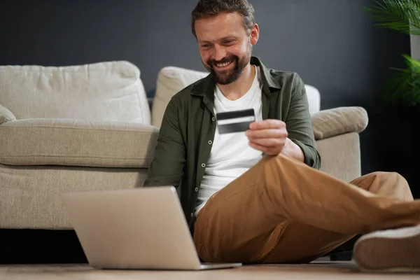 Happy Pelanggan Tersenyum Duduk Lantai Sebelah Sofa Saat Berbelanja Online — Stok Foto