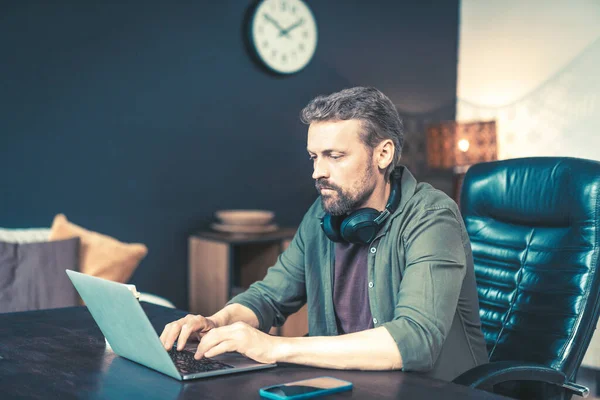 Man Sitting Desk Home Typing Laptop Chatting Online Messaging App — Stock Photo, Image