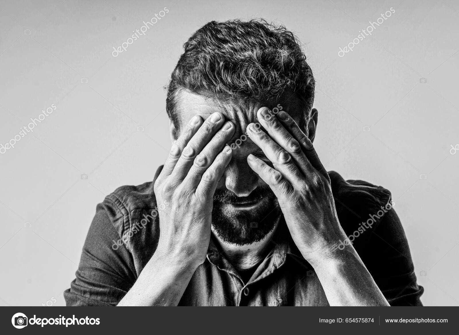 Perfil Triste Do Homem, Homem Escuro Do Indivíduo Na Depressão, Olhar Preto  E Branco, Sério Imagem de Stock - Imagem de tristeza, cara: 106974065