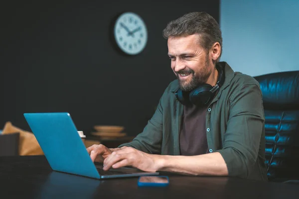 Homem Feliz Motivado Está Trabalhando Laptop Mesa Elegante Escritório Loft — Fotografia de Stock