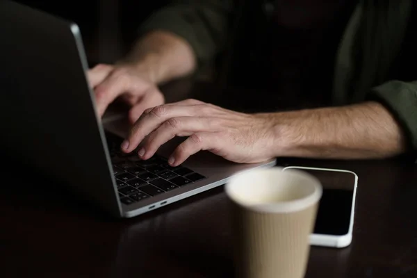 Χέρια Του Ανώτερου Τύπου Πληκτρολογούν Μήνυμα Στο Πληκτρολόγιο Laptop Ατομικότητα — Φωτογραφία Αρχείου