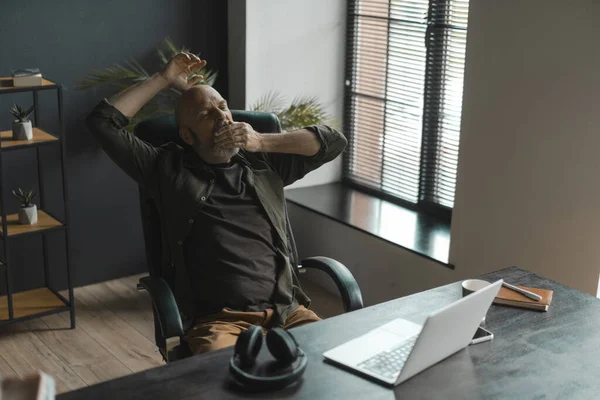 Unavený Starší Muž Stříbrnými Vousy Zívne Zatímco Pracuje Vzdáleně Pohodlí — Stock fotografie