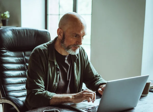 Hombre Profundamente Concentrado Trabajo Como Freelancer Con Enfoque Pasión Inquebrantables — Foto de Stock
