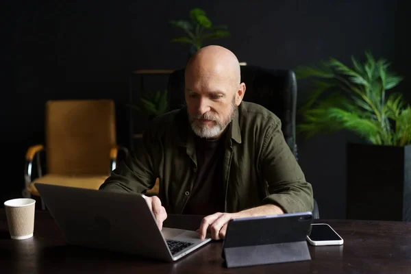 Evinin Konforundan Özenle Dizüstü Bilgisayarı Üzerinde Çalışan Bir Adam Özverili — Stok fotoğraf