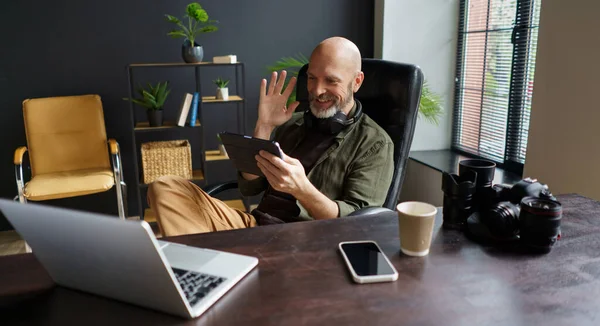 Photographer Has Online Call Client Holds Tablet Welcoming Interlocutor Desk — Stock Photo, Image