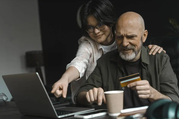 Ayah Dan Putrinya Menikmati Belanja Online Bersama Pilihan Pembelian Dan — Stok Foto