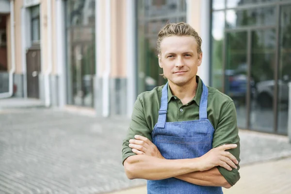 Restaurang Eller Köksarbetare Blått Förkläde Står Mot Bakgrund Staden Begreppet — Stockfoto