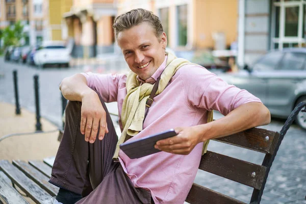 Lächelnder Mann Sitzt Auf Bank Der Stadt Und Benutzt Tablet — Stockfoto