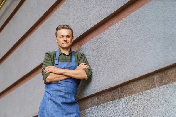 Hombre Servicio Camarero Chef Retrato Sobre Telón Fondo Del Edificio —  Fotos de Stock