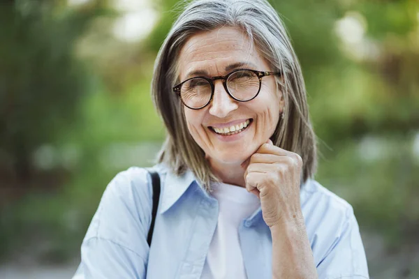 Parkta Gülümseyen Gri Saçlı Yaşlı Kadın Mutluluk Neşe Dolu Hakiki — Stok fotoğraf