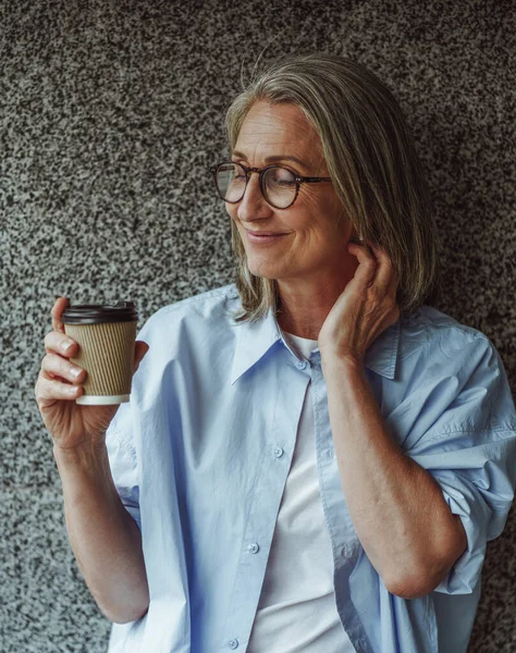 Kaffeekulturkonzept Eine Ältere Frau Genießt Eine Tasse Kaffee Auf Dem — Stockfoto