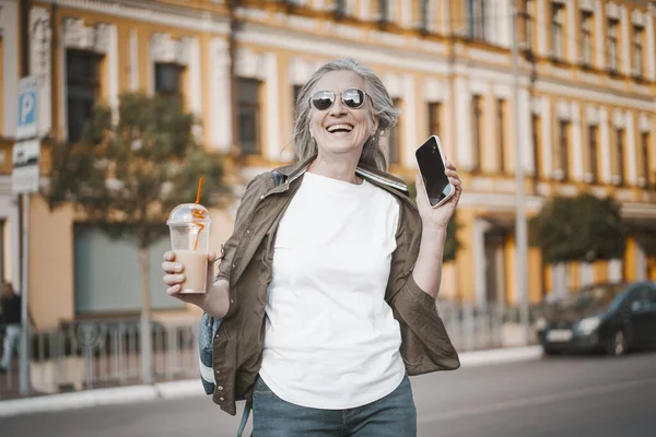 Dışarıda Gülümseyen Mutlu Yaşlı Kadın Telefonla Konuşuyor Modern Iletişimle Meşgul — Stok fotoğraf